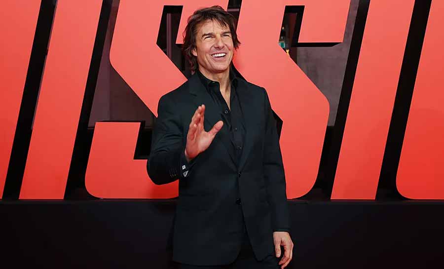 Aniversariante do dia, Tom Cruise esbanja simpatia durante première de ‘Missão Impossível 7’ na Austrália