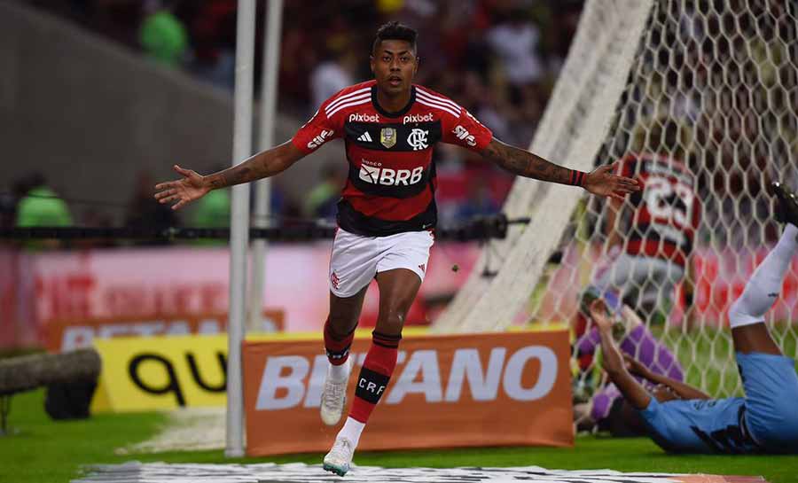 Bruno Henrique garante vitória do Flamengo sobre o Athletico-PR