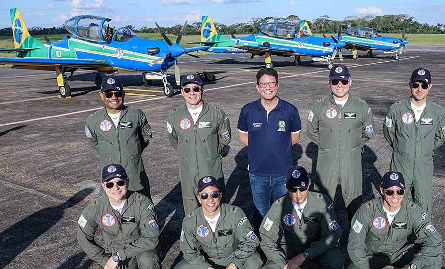 Pilotos da Esquadrilha da Fumaça são recepcionados pelo governador Gladson Cameli