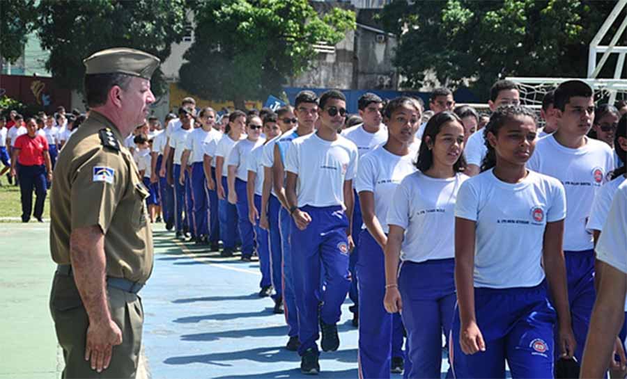 A cortina que encobre as escolas cívico-militares