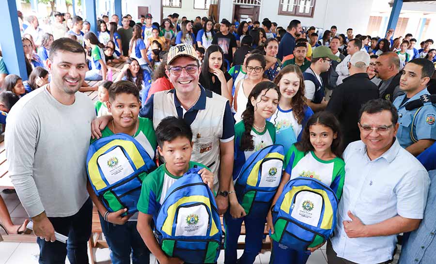 Em Manoel Urbano, governo realiza entrega de kits escolares e tablets