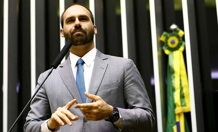 Professora pede abertura de investigação contra Eduardo Bolsonaro