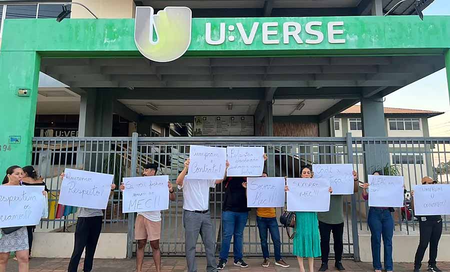 Alunos de Direito de centro universitário que fechou em Rio Branco protestam para concluir curso