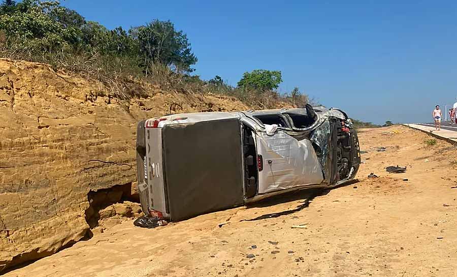 Motorista morre após perder controle e capotar caminhonete em rodovia no interior do AC