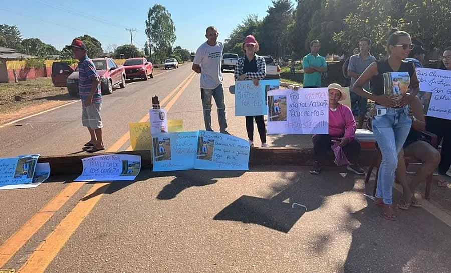 Uma semana após morte de mulher atropelada por caminhonete no AC, familiares fazem protesto: ‘nenhuma resposta’