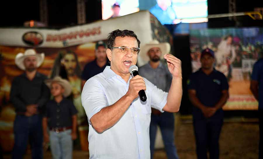 Governador interino, Luiz Gonzaga prestigia encerramento da Expo Bujari