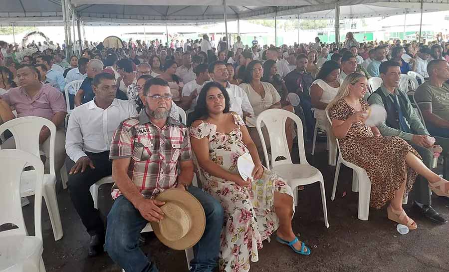 Casais celebram união em Casamento Coletivo na arena de shows da Expoacre