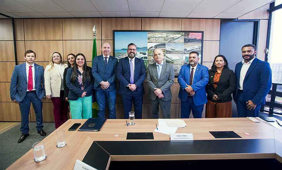 Bancada Federal do Acre discute solução para crise aérea no estado como Ministro e ANAC