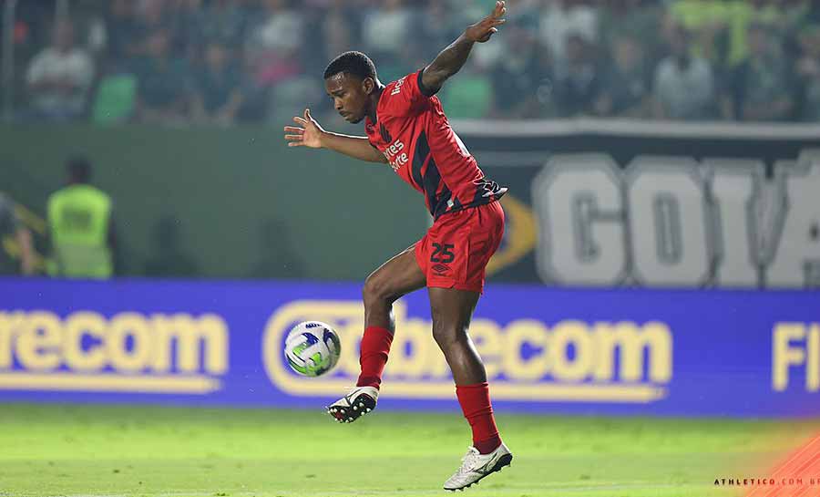 Brasileiro: Goiás arranca empate com o Athletico-PR na Serrinha