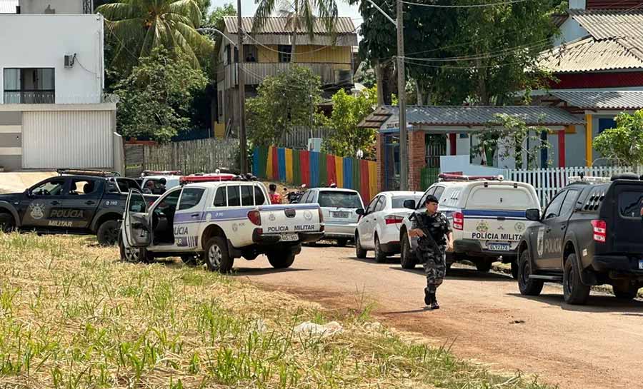 Um dos assaltantes se entrega à polícia, mas pai e filha seguem reféns