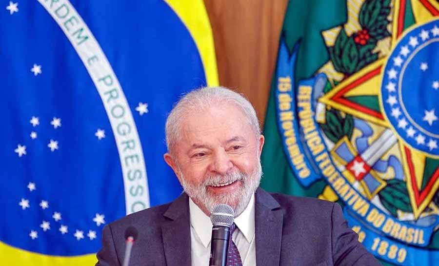 De volta ao Brasil, Lula sanciona hoje aumento do salário mínimo