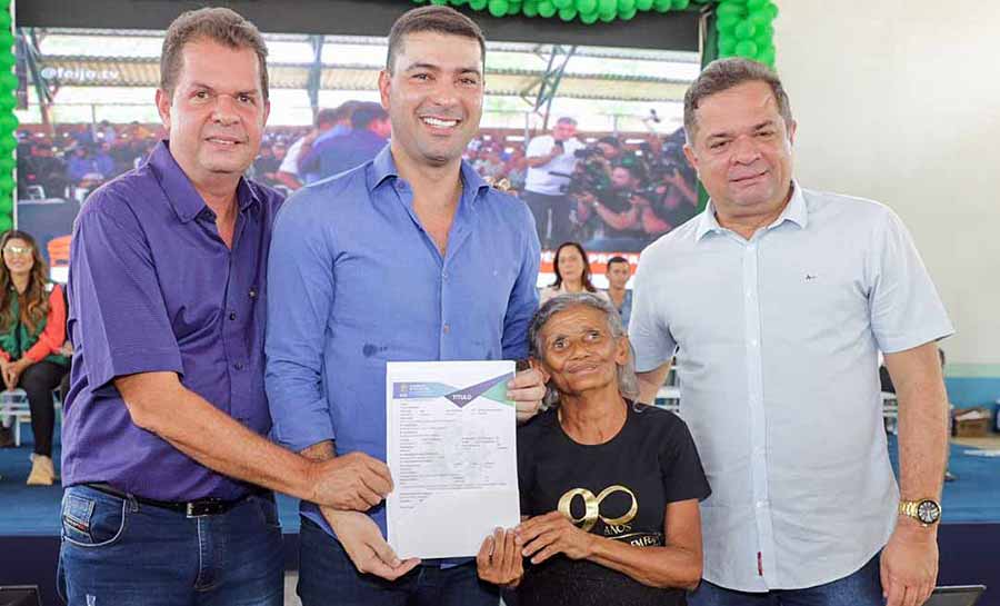 Secretário da Aleac, Nicolau Júnior acompanha entrega de títulos em Feijó e celebra: “Que momento importante“