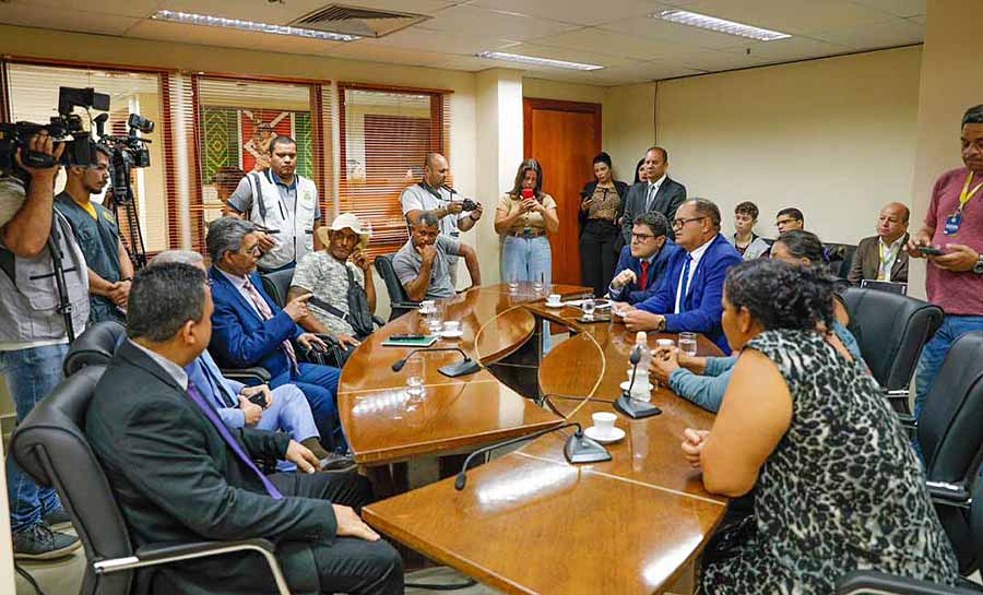 Deputados recebem moradores despejados da Terra Prometida que estão acampados no hall da Aleac