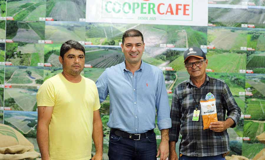 Cooperativas de Café e farinha apresentam potencial de produção a Nicolau Jr na Expo Juruá