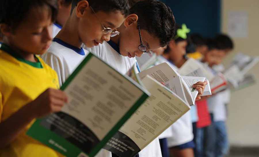 Justiça suspende distribuição de material pedagógico com erros em SP