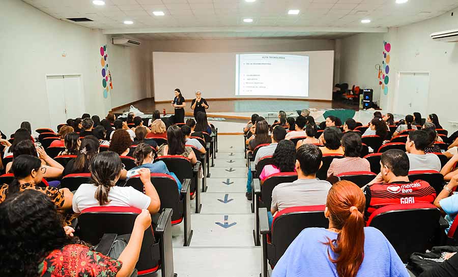 Prefeitura promove curso de formação continuada para cuidadores pessoais nas escolas municipais