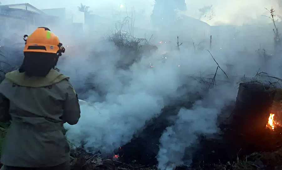 Queima de lixo causa incêndio de grandes proporções no interior do Acre