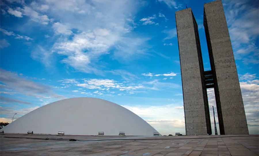 O Congresso e o STF brigam por nada