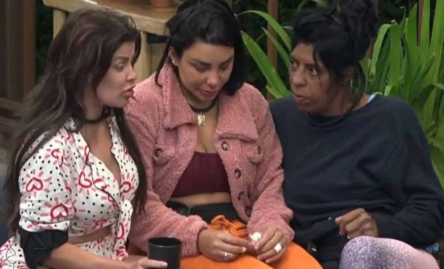 ‘A Fazenda 15’: Jenny Miranda toca o sino e web aponta desistência