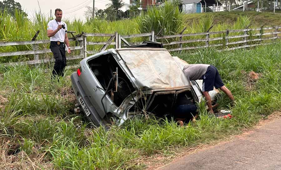 Acidente na AC-10 deixa mulher com perna amputada, carro capotado e vários feridos