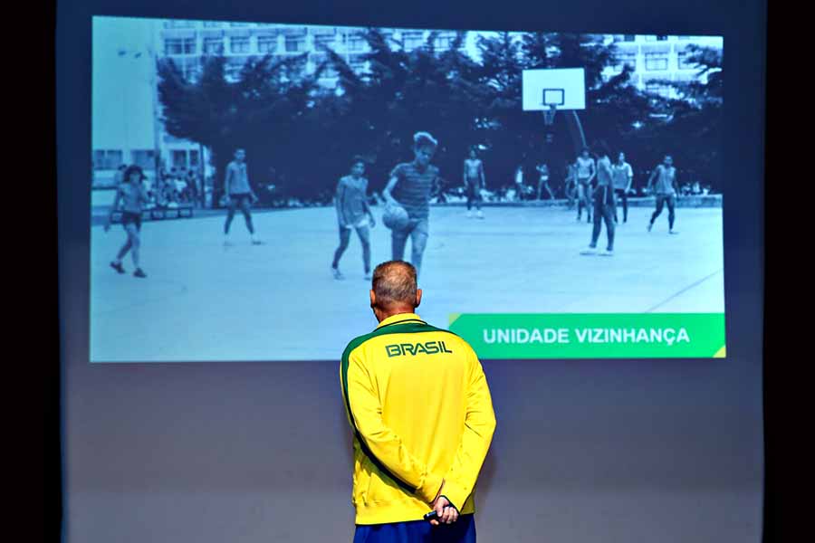 Astro do basquete brasileiro, Oscar Schmidt palestra para servidores no Juruá