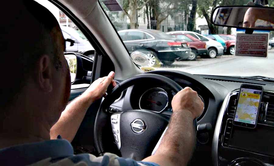 Motoristas de aplicativo trabalham mais e ganham menos, diz IBGE