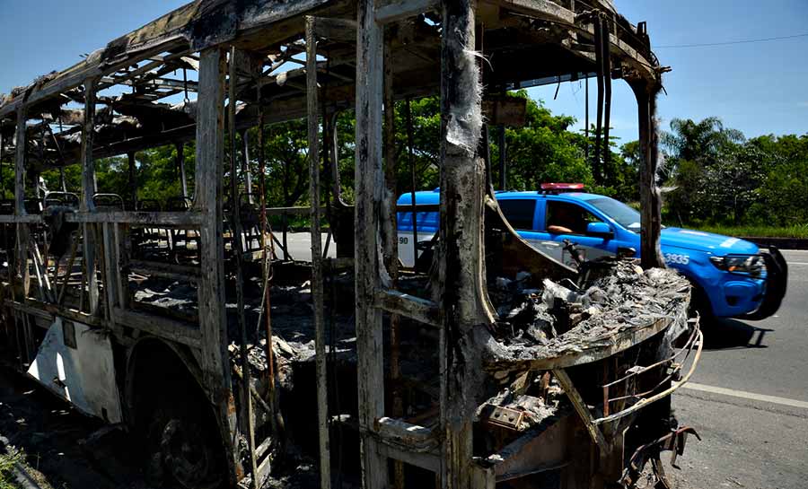 Motorista queimado após ataques a ônibus está internado no Rio