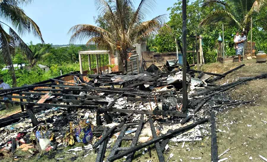 Casa é destruída por incêndio após raio atingir árvore em Rio Branco e moradores perdem tudo