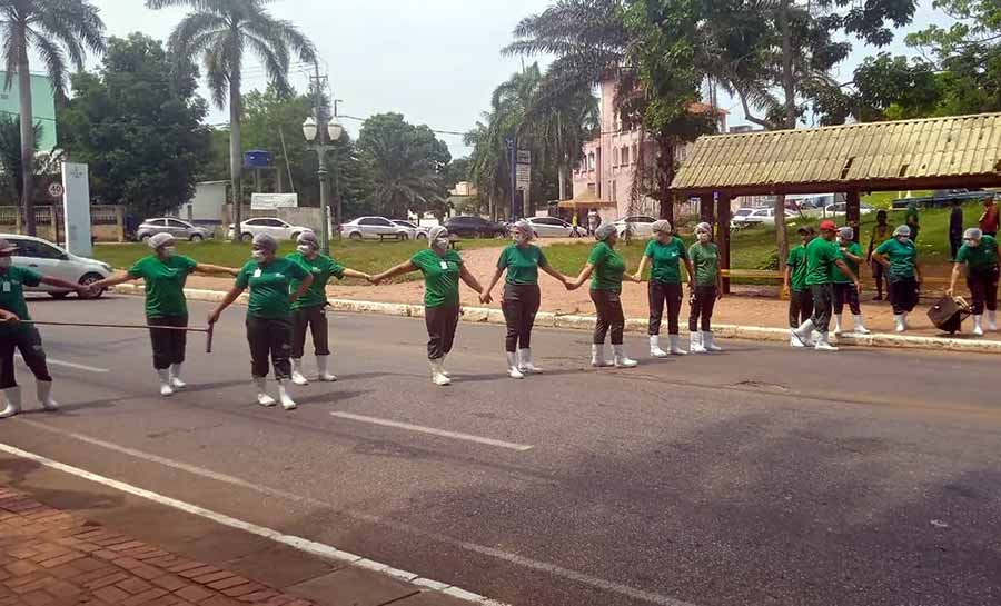 Terceirizados fazem novo protesto em frente ao PS e maternidade de Rio Branco por conta de salários atrasados