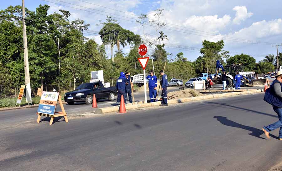 Deracre conclui nova rotatória na AC-40 para dar fluidez ao trânsito, no trecho do Parque Chico Mendes