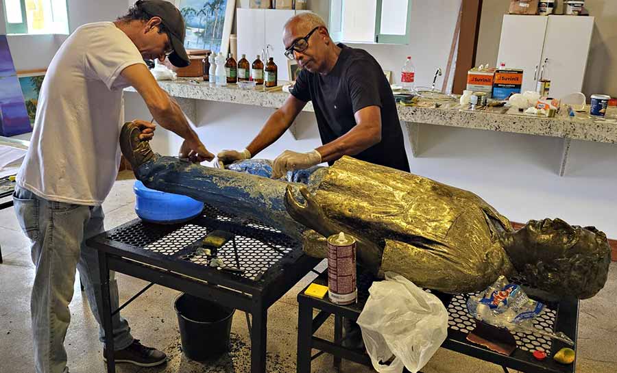 Fundação de Cultura restaura estátua de Chico Mendes localizada na praça Povos da Floresta