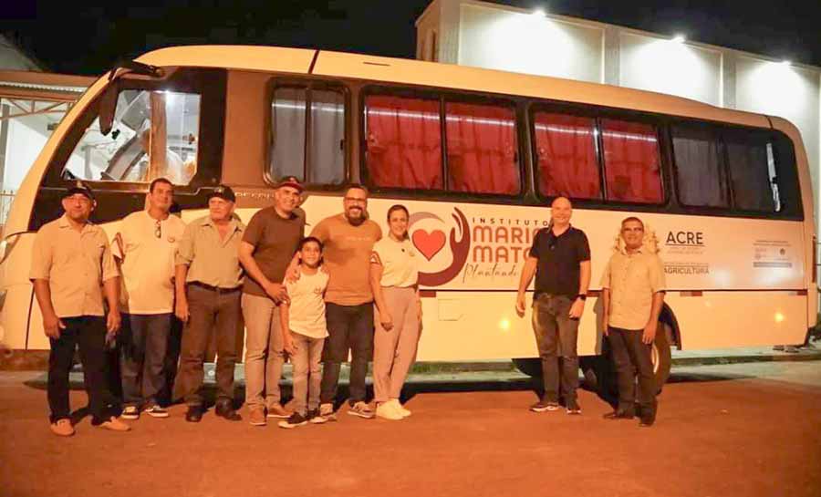 Alan Rick entrega ônibus para apoio a obras sociais em Sena Madureira