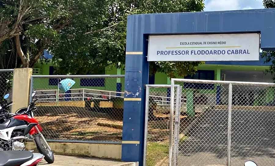 Professor filmado fazendo sexo com aluno de 15 anos é demitido de escola pela Secretaria de Educação no AC