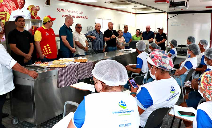 Diretores da FIEAC e deputado federal Gerlen Diniz visitam Caravana do Desenvolvimento