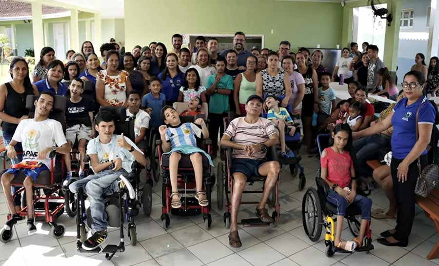 Alan Rick garante recurso para que APAE de Cruzeiro do Sul atenda também pacientes com autismo