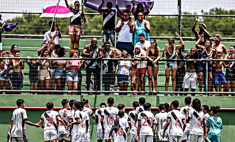 Jogadores do Vasco passam mal por causa do calor em jogo da base