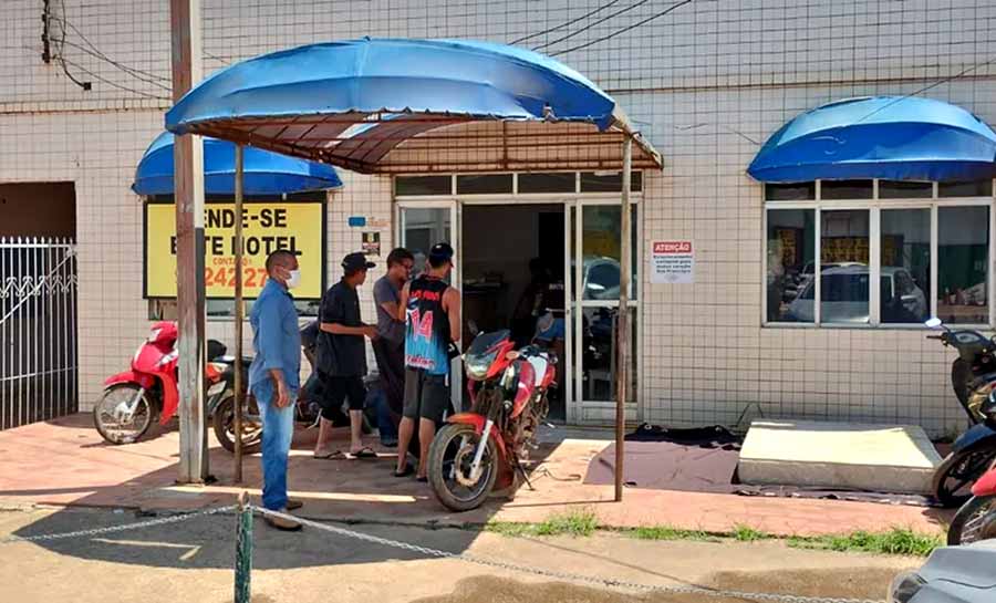 Com migrantes acampados de forma improvisada em igreja, cidade de fronteira no AC instala casa de acolhimento