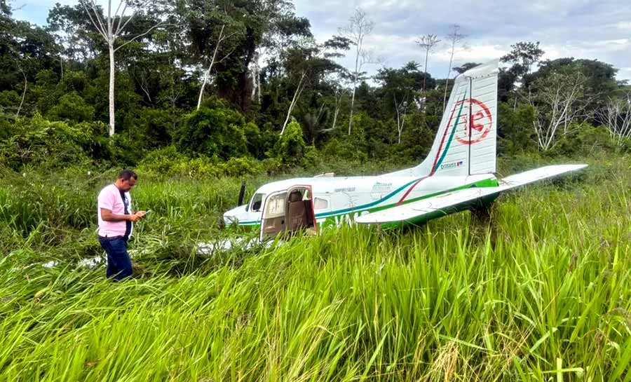 Avião bate em buraco durante pouso e sai da pista no interior do AC; ninguém ficou ferido