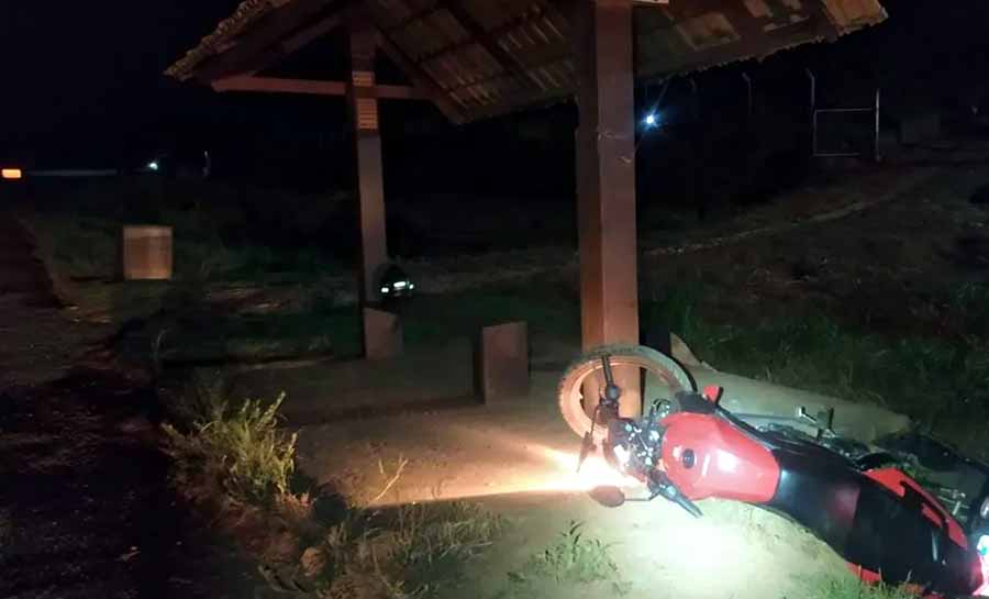 Homem perde controle de moto, bate em parada de ônibus e morre em Rio Branco