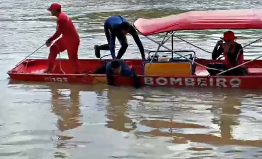 Barco naufraga e deixa mulher e criança desaparecidos no interior do AC; bombeiros foram acionados