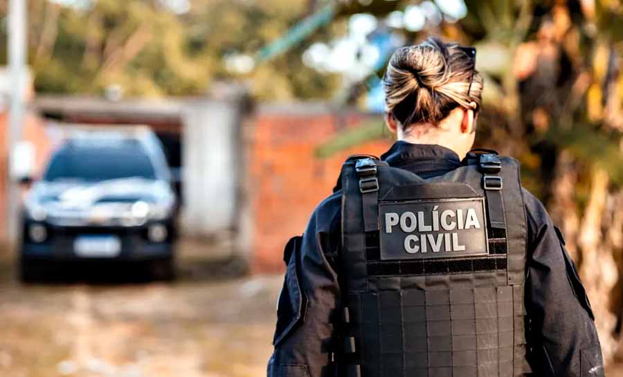 Dona de agência de viagens é presa por suspeita de estelionato durante operação da polícia no Acre