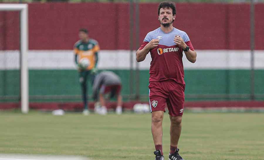 Fluminense volta a treinar, mira final do Mundial, mas com pés no chão