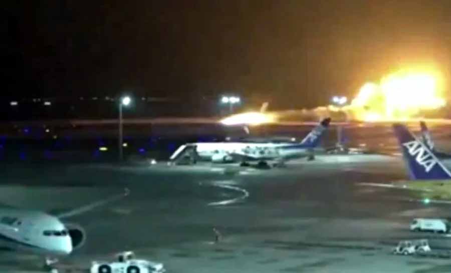 Avião pega fogo após colisão e deixa 5 mortos em aeroporto de Tóquio