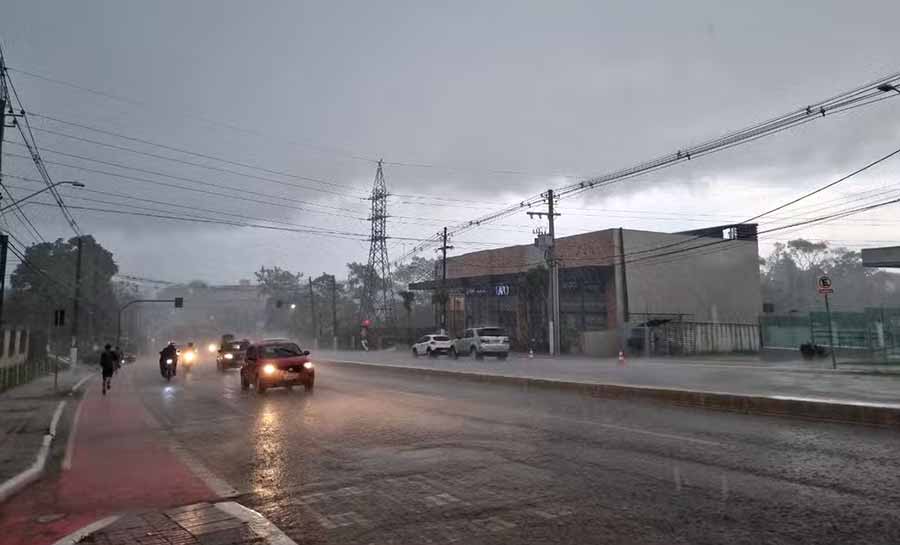 Com quase 100 milímetros de chuva, Rio Branco registra volume 10 vezes acima do esperado para 24 horas, diz Defesa Civil