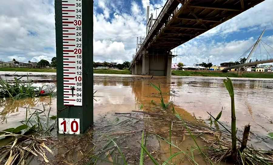 Após fortes chuvas, nível do Rio Acre sobe quase três metros na capital acreana