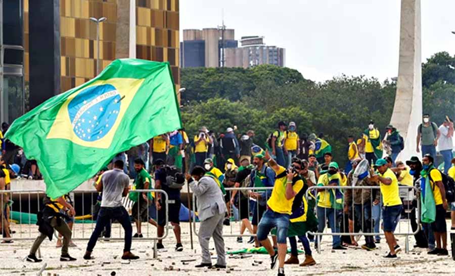 Um ano após 8 de Janeiro, Bolsonaro mente e tem gente que ainda finge não entender