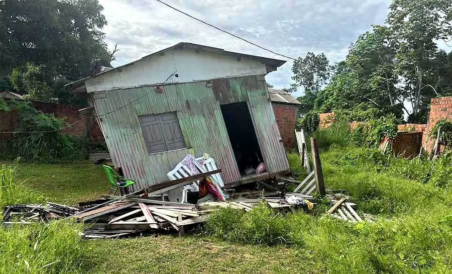 Casa tomba com três pessoas após forte chuva em Rio Branco