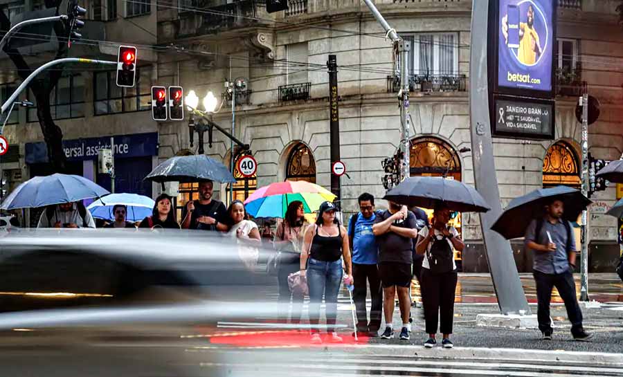 São Paulo e Rio têm alerta vermelho para fortes chuvas e ventos