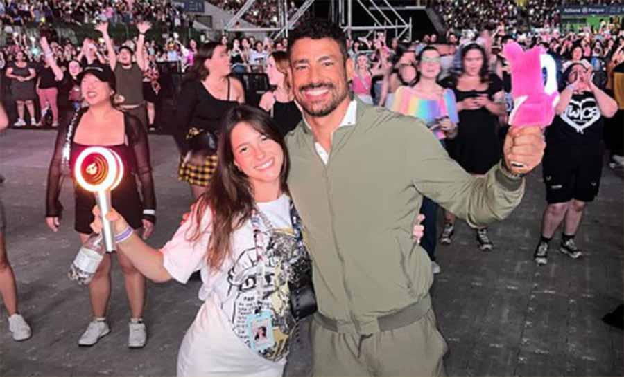 Cauã Reymond acompanha filha no show do grupo de k-pop TWICE