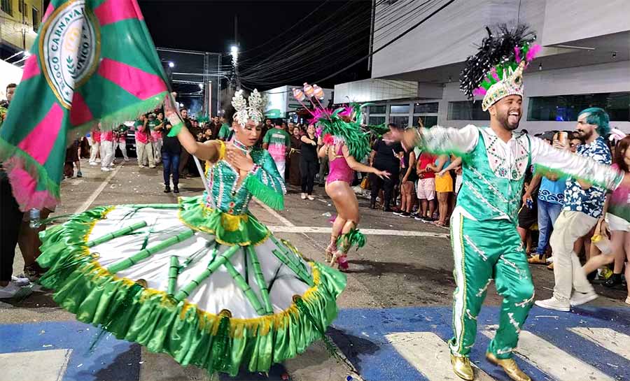 Com enredo sobre a cachaça, Bloco Unidos do Fuxico é tricampeão do Carnaval 2024 em Rio Branco